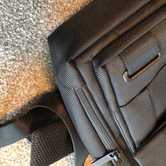 Tumi T-Tech GCG Essential Gear Laptop Black Backpack / shoulder bag. Like new! - Picture 5 of 11